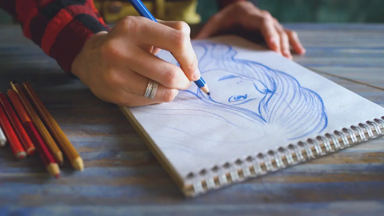 Croquis de création graphique sur un carnet