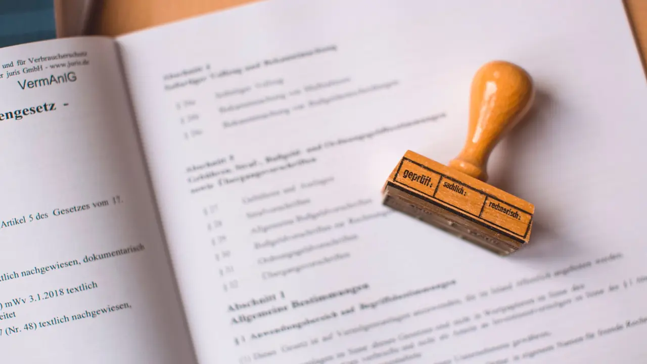 Dossier en cours d’examen avec tampon
