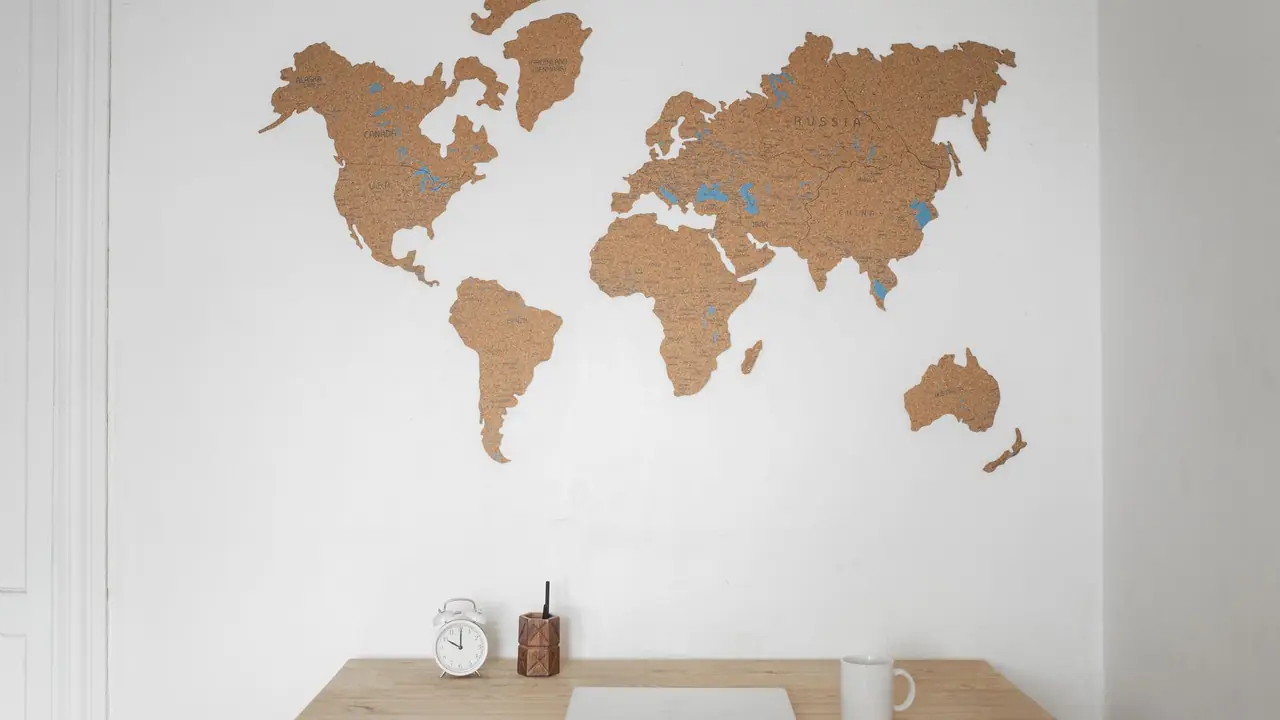 Carte du monde murale dans un bureau