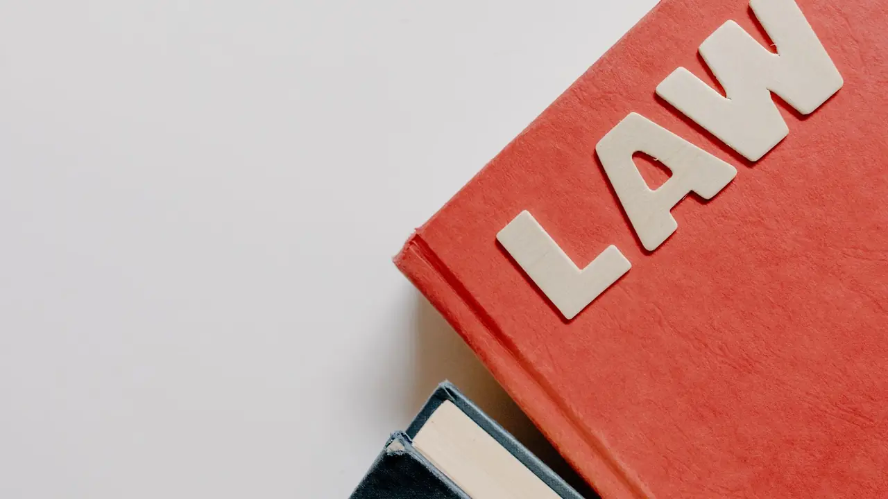Ouvrages de droit et de fiscalité dans une bibliothèque