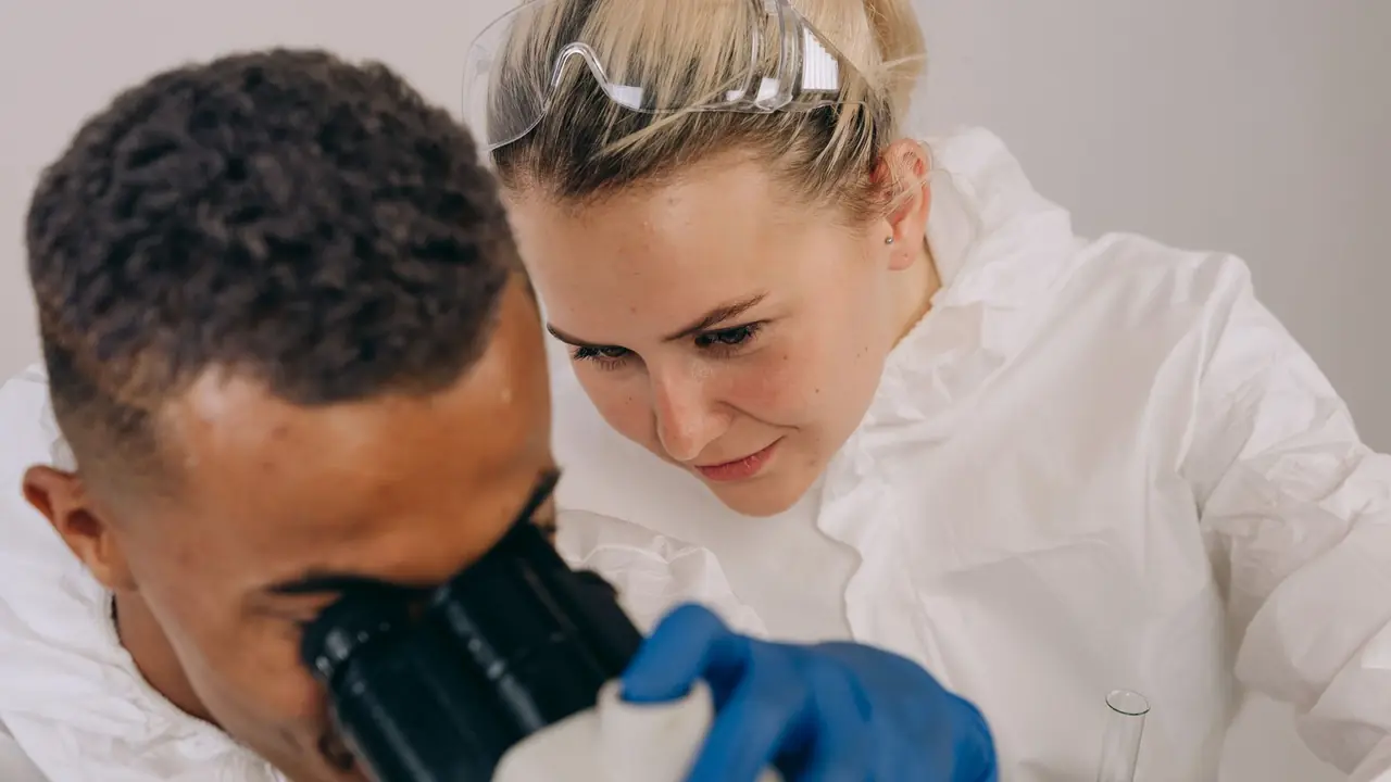 Jeune docteur dans un laboratoire