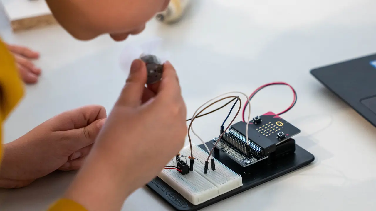 Inventeur dans son atelier