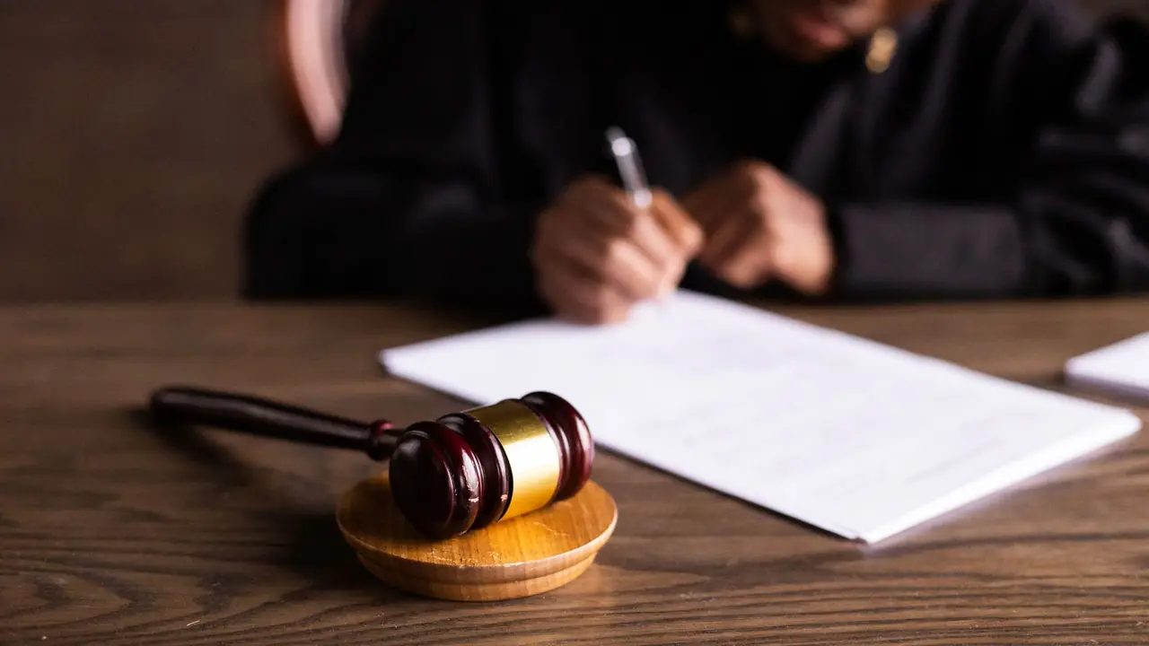Marteau de juge et ouvrages de droit