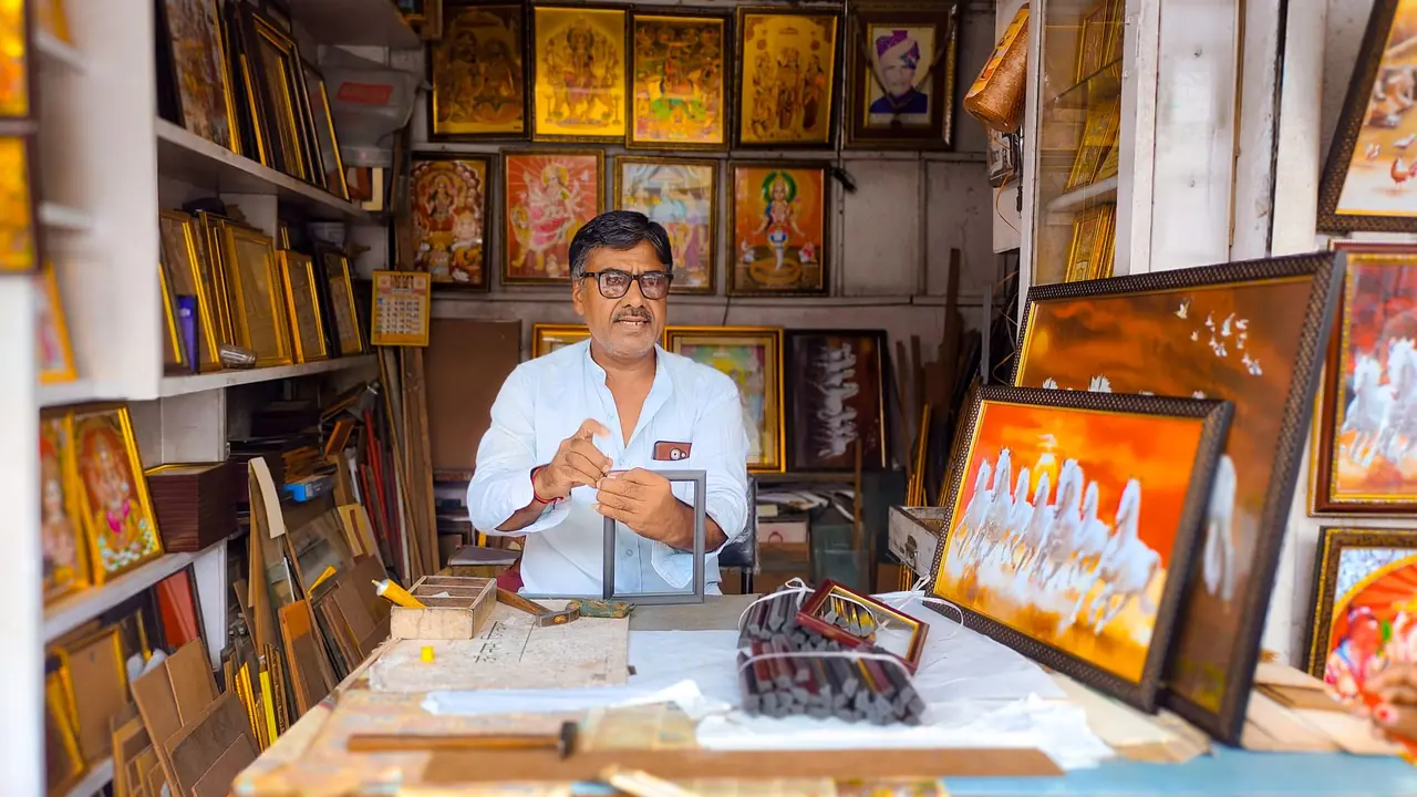 Artisan dirigeant de petite entreprise dans son atelier