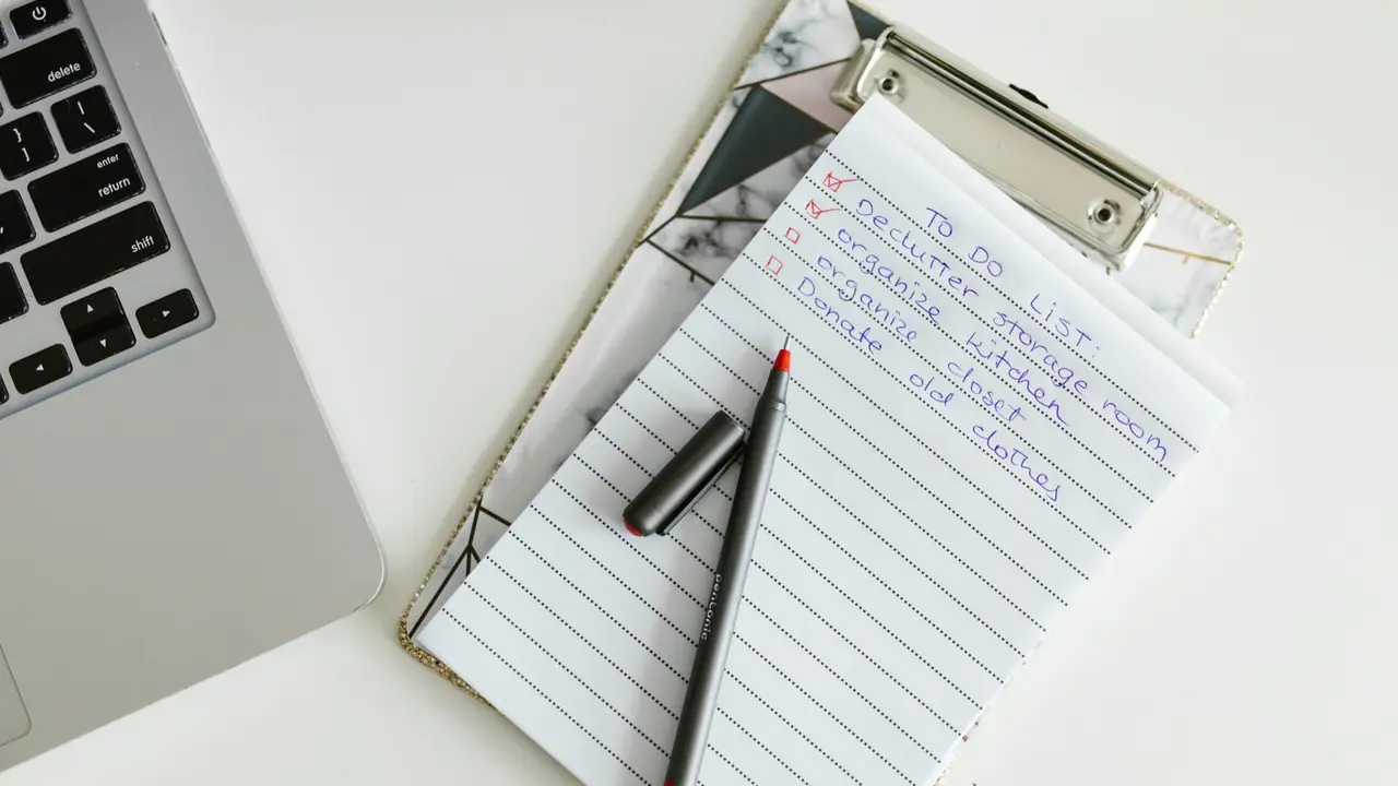 Liste de contrôle sur un porte-documents