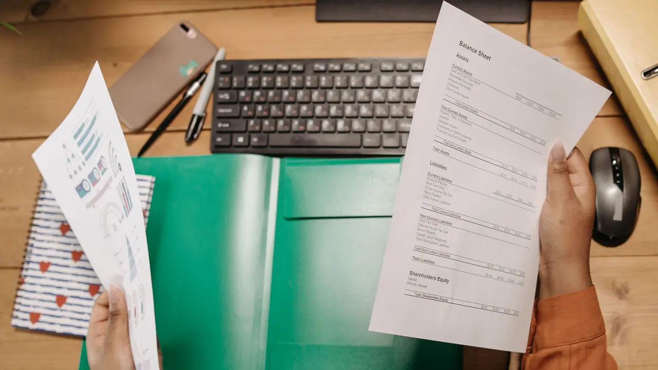 Reprise de documents des années passées dans un bureau