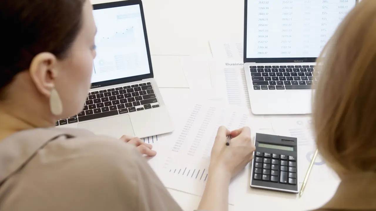 Ingénieur calculant un budget de recherche sur son ordinateur