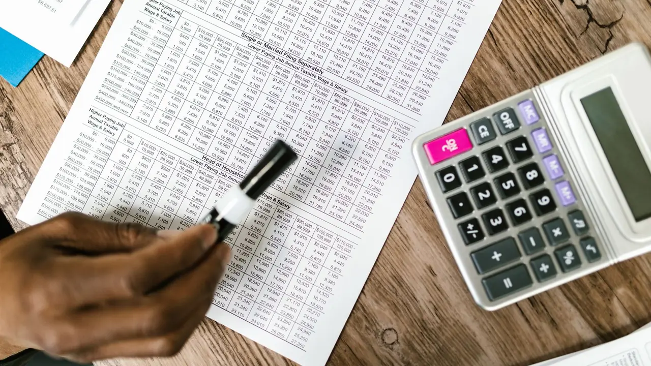 Comptable calculant un résultat sur un tableur