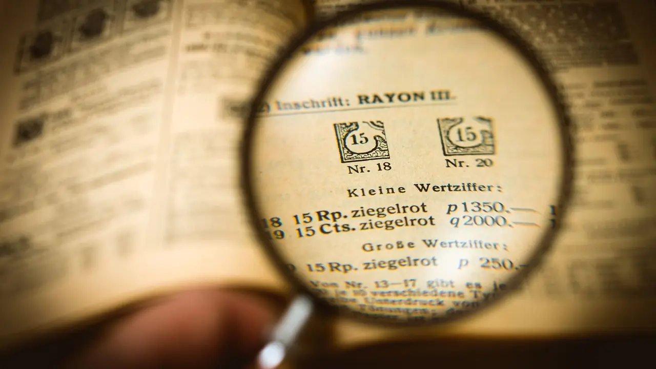 Loupe posée sur des documents à vérifier