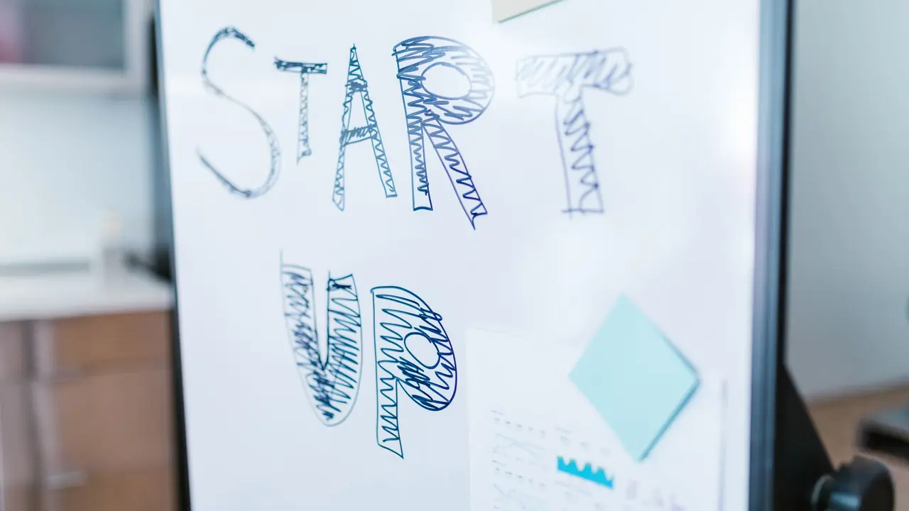 Fondateurs de start-up planifiant devant un tableau blanc