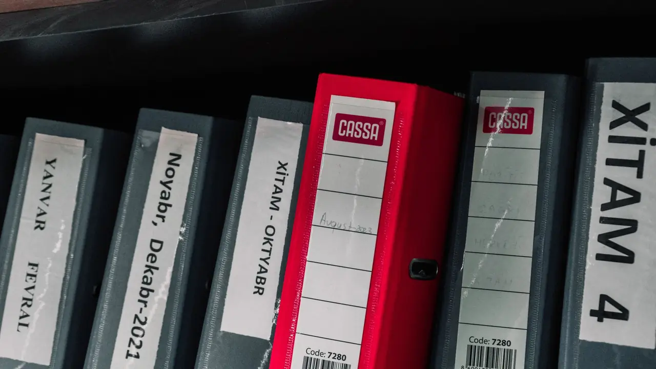 Classeurs et dossiers d’archives dans un bureau