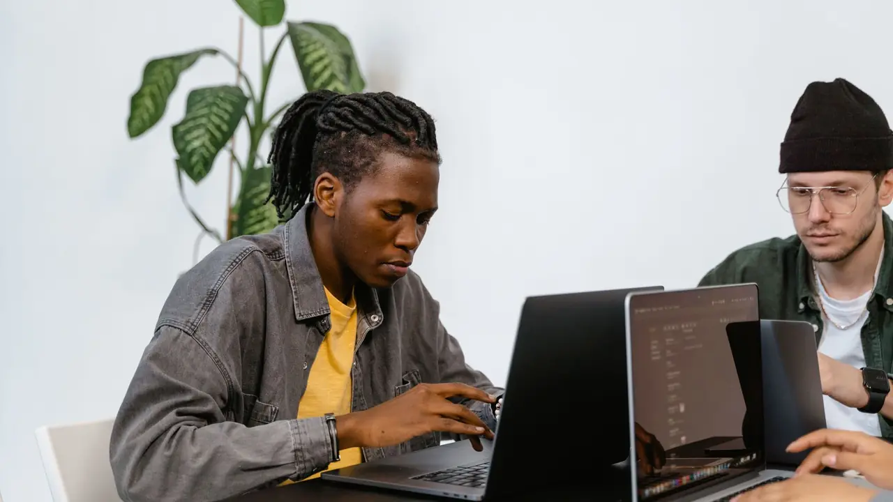 Équipe de start-up dans un espace de travail partagé
