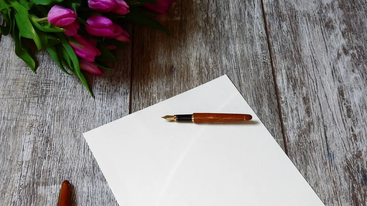 Feuille blanche et stylo-plume pour une demande écrite
