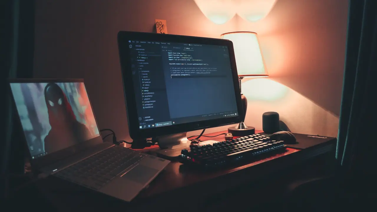 Programmeur travaillant sur du code source