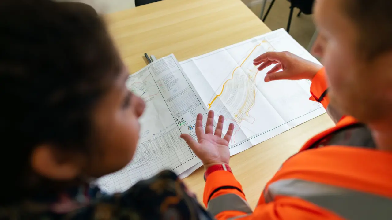 Ingénieurs comparant deux approches techniques