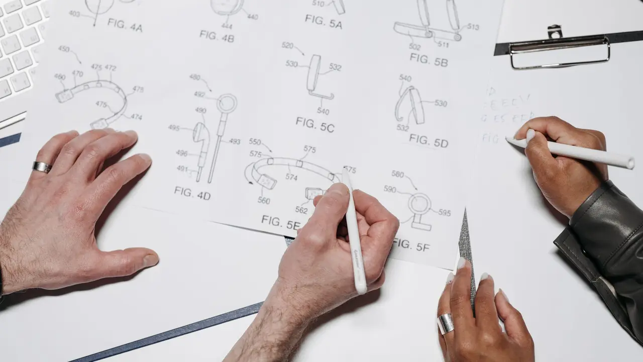 Designer industriel travaillant sur un prototype