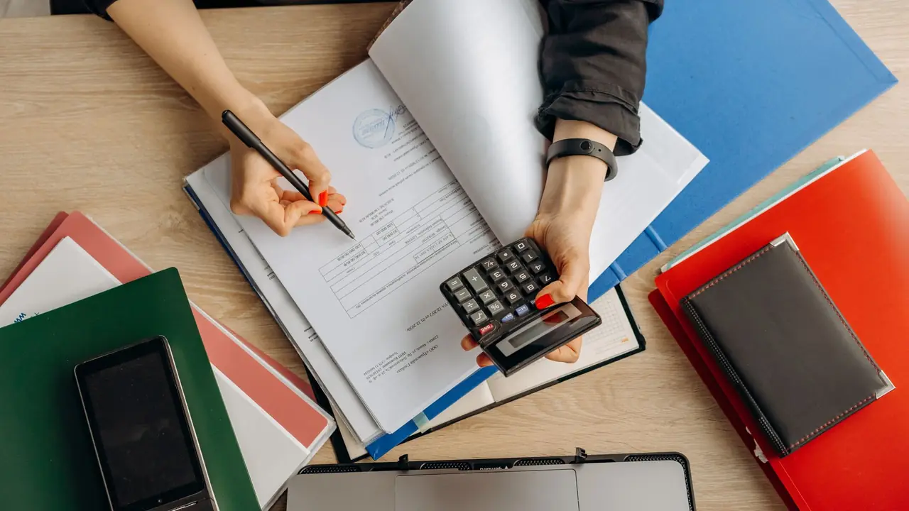 Bulletins de paie et calculatrice sur un bureau