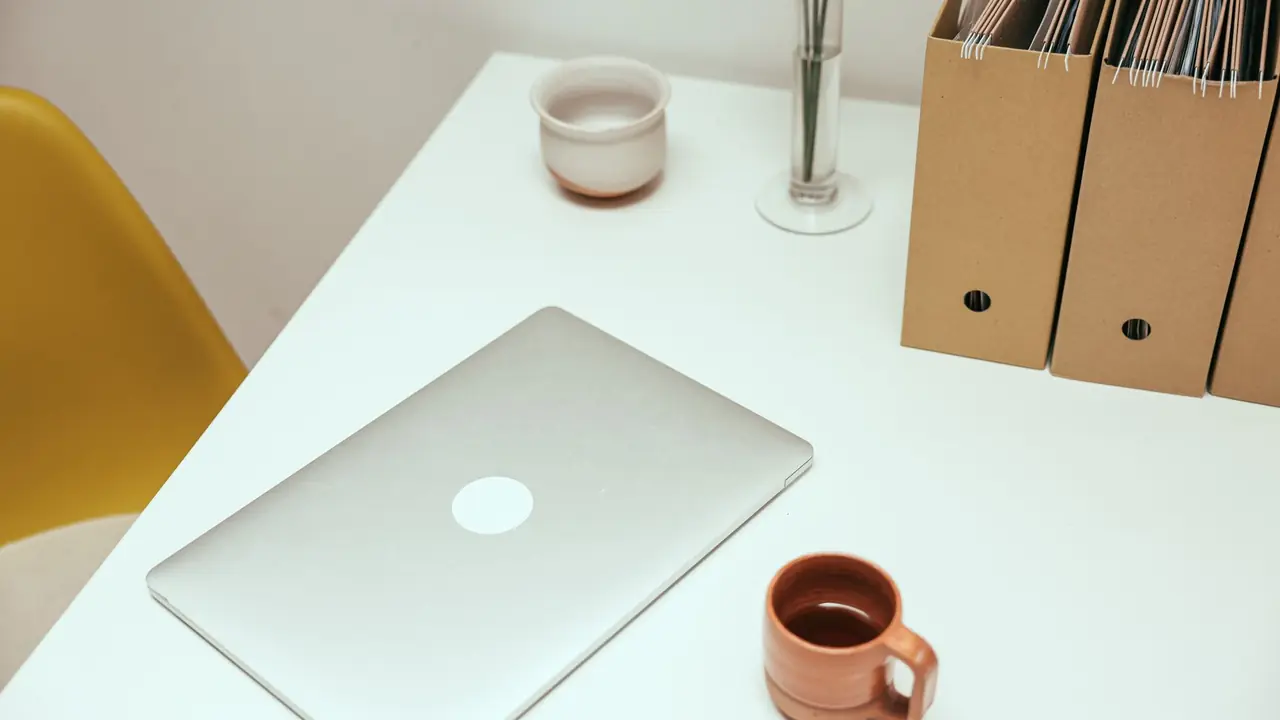 Bureau de travail avec ordinateur portable et dossiers classés
