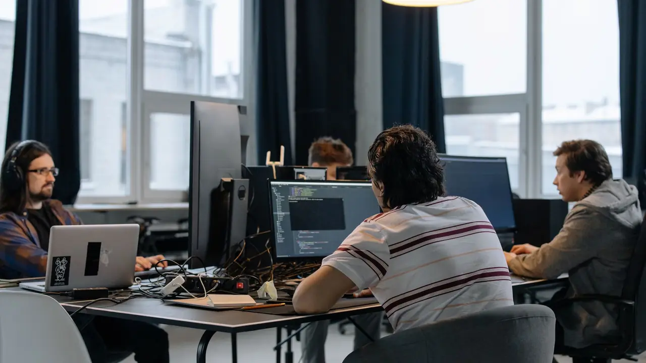 Équipe de développeurs travaillant sur un logiciel dans des bureaux