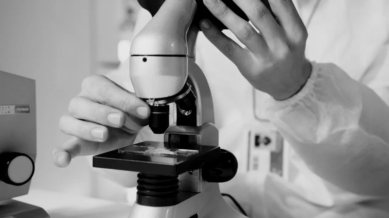 Chercheuse au microscope dans un laboratoire de recherche