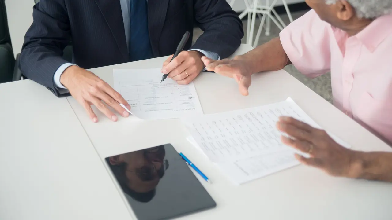 Dirigeant et conseil examinant des documents financiers en réunion