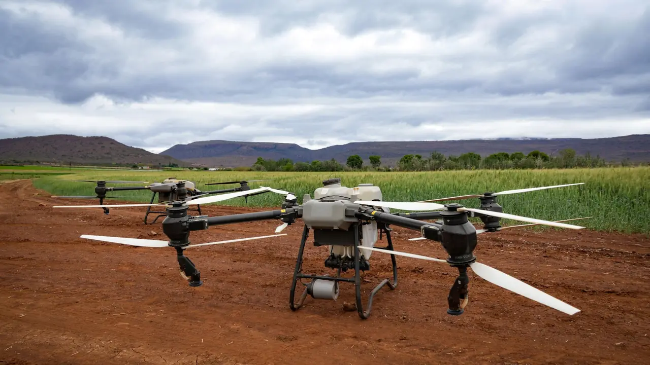 Drone survolant une parcelle agricole