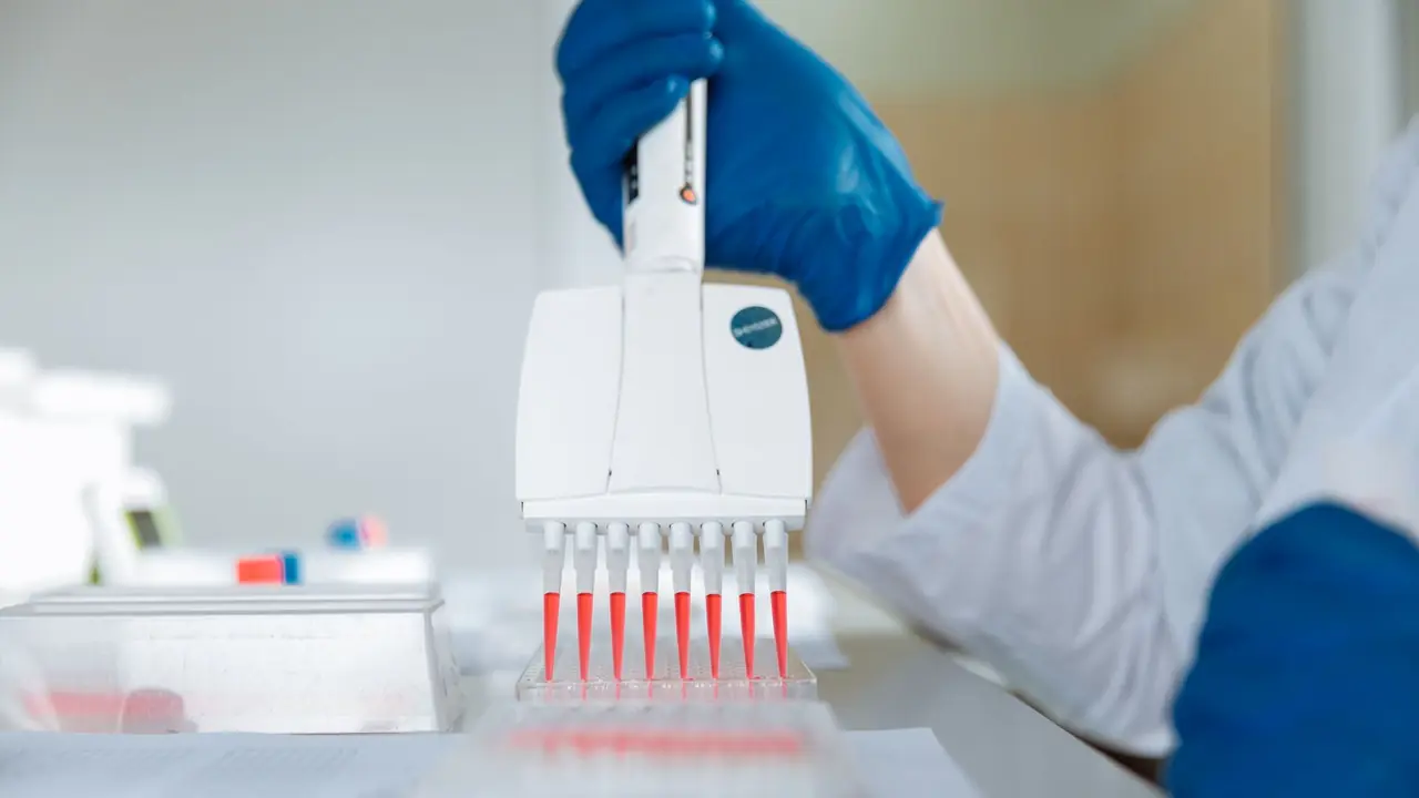 Manipulation à la pipette dans un laboratoire de biotechnologie
