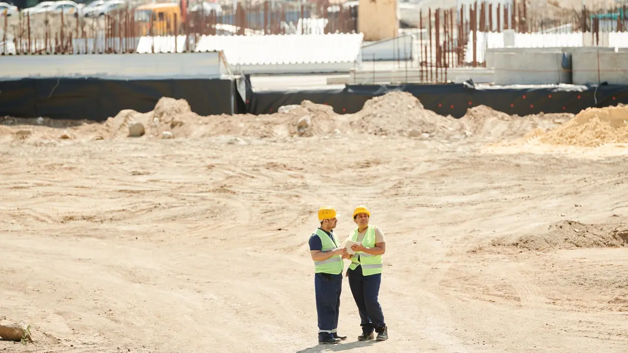 Ingénieurs sur un chantier de construction