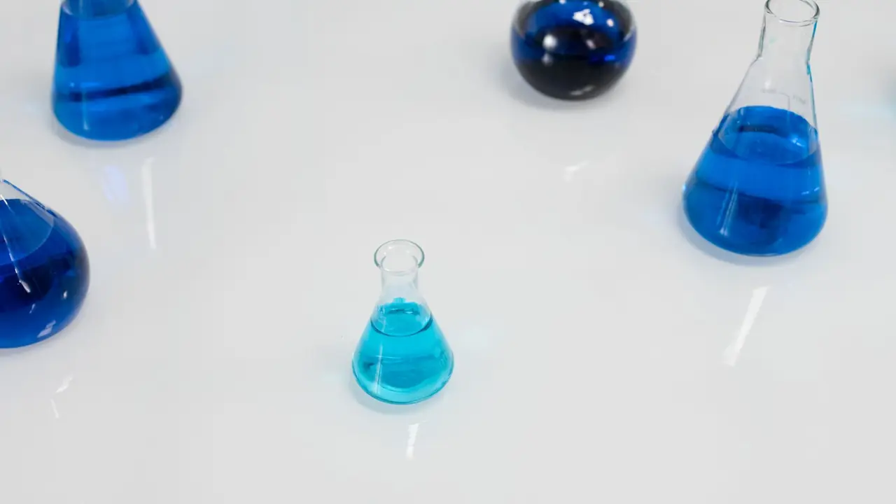 Fioles de chimie dans un laboratoire