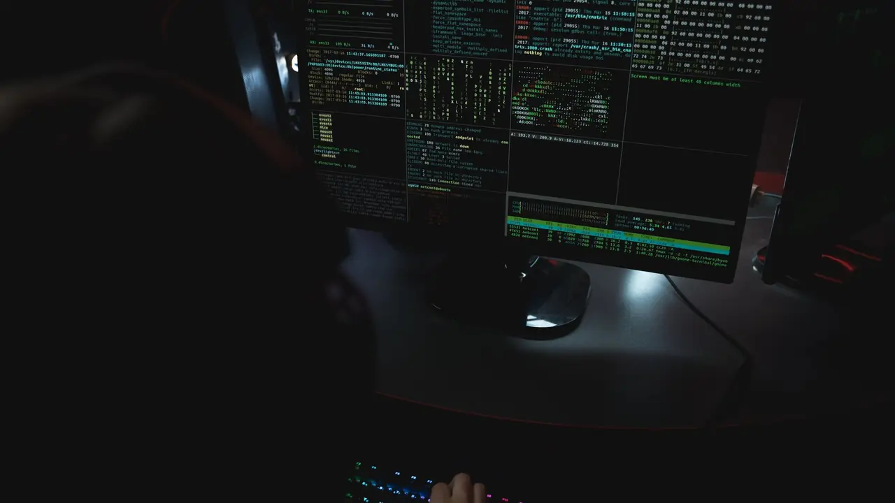 Analyste en cybersécurité devant ses écrans