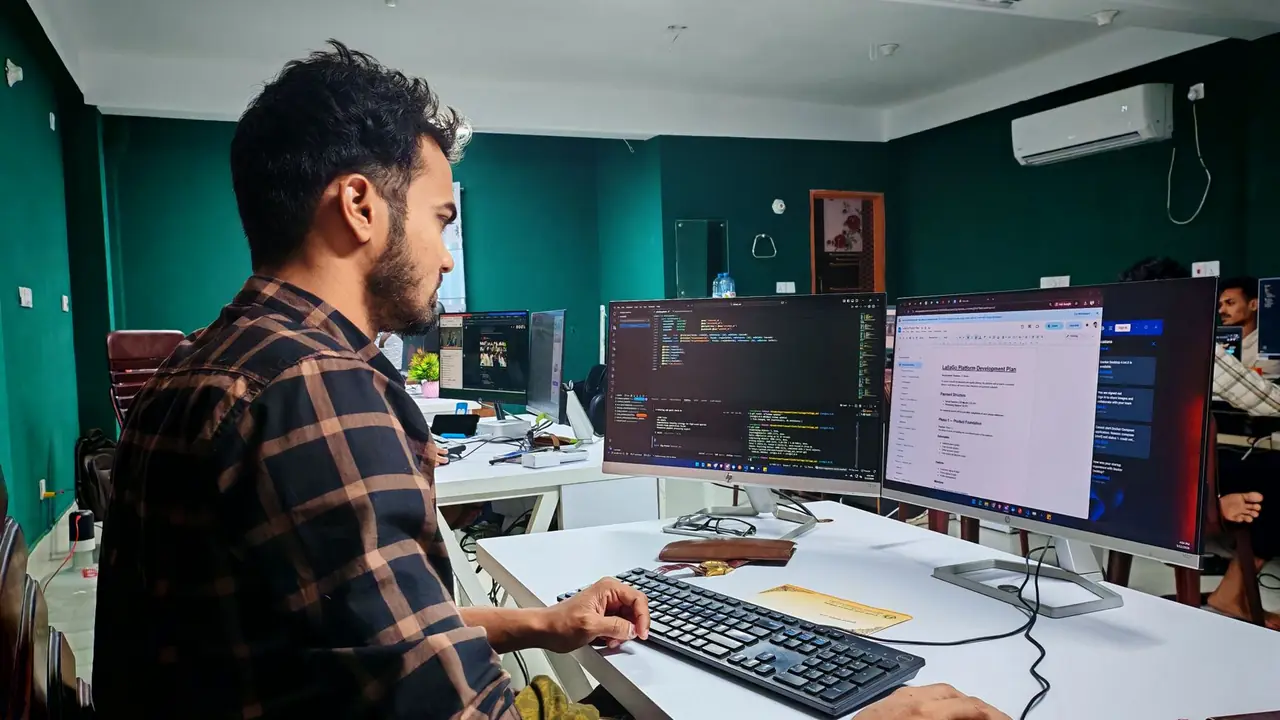 Développeurs d’un éditeur de logiciels au travail