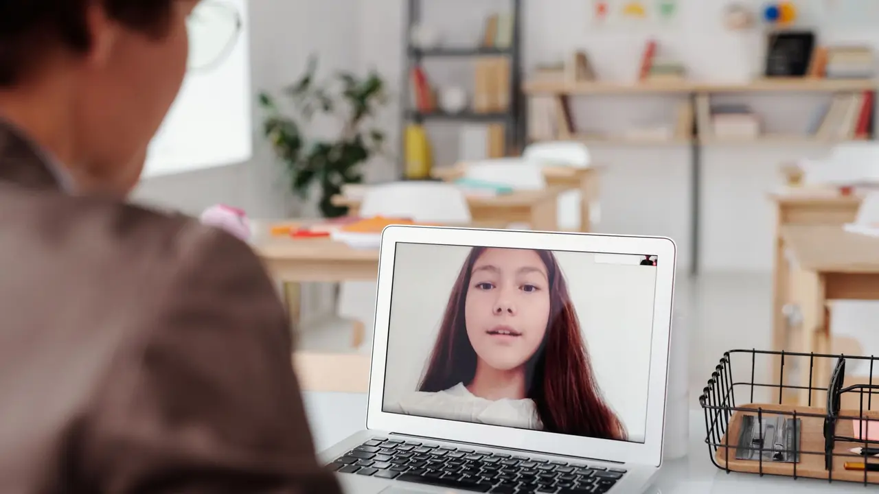 Étudiante suivant un cours en ligne