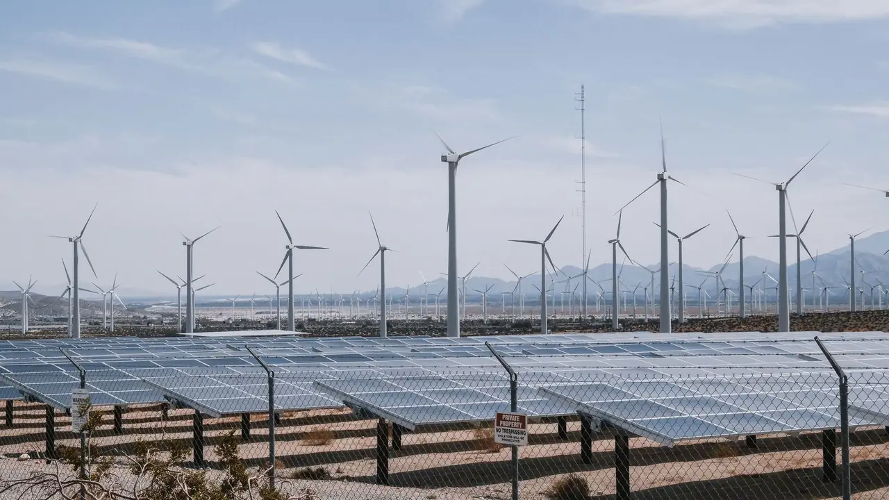 Éoliennes et panneaux solaires