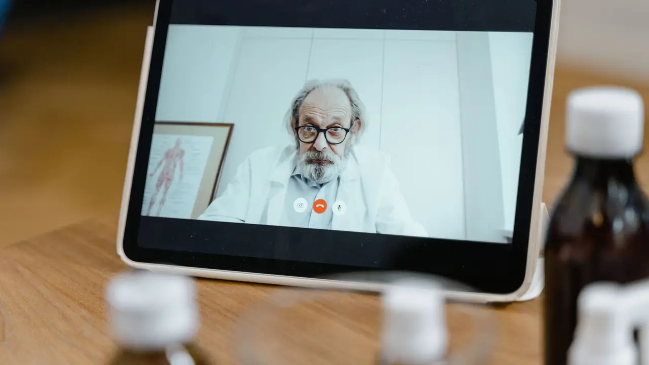 Médecin utilisant une tablette de télémédecine