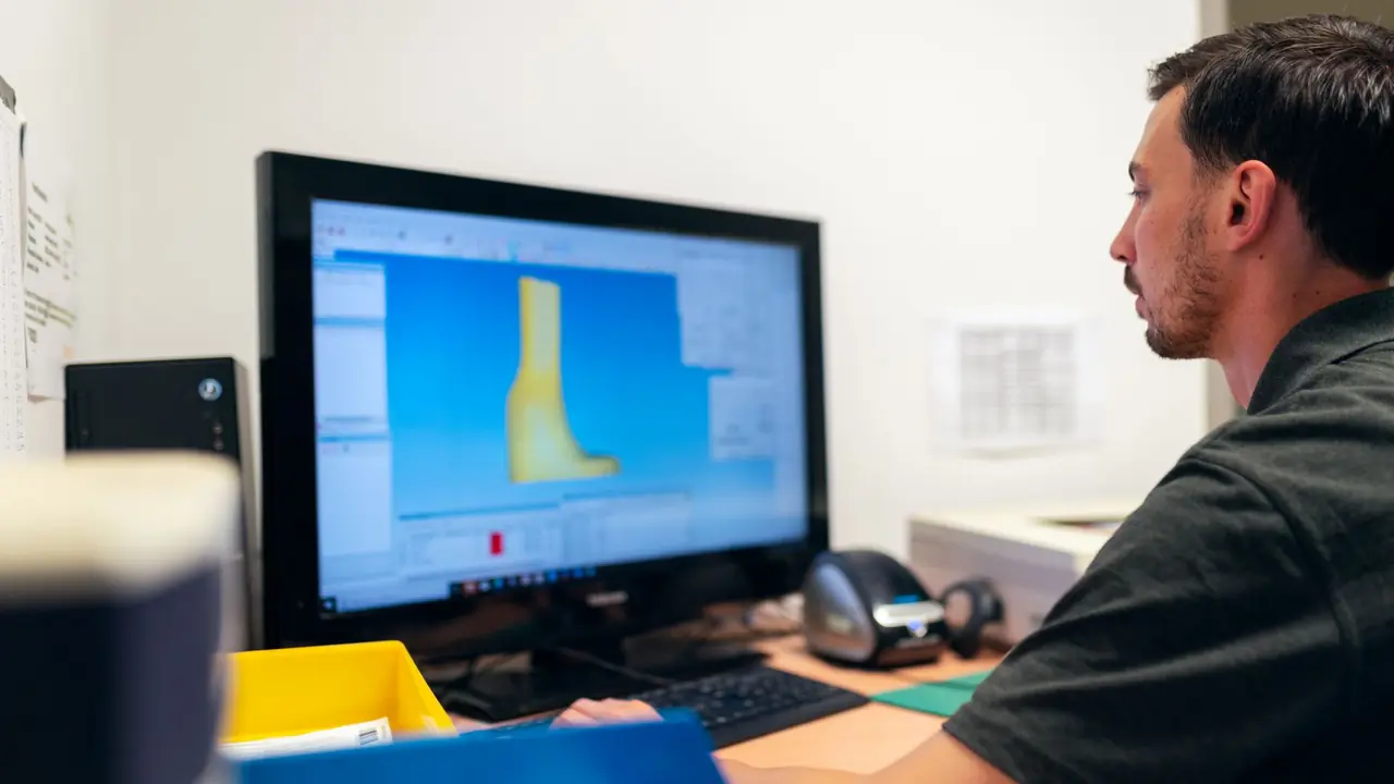 Ingénieurs d’un bureau d’études sur un logiciel de conception