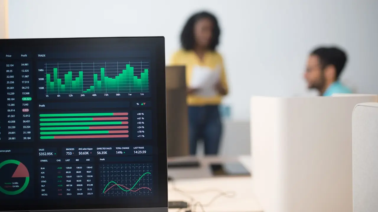 Équipe marketing analysant des données