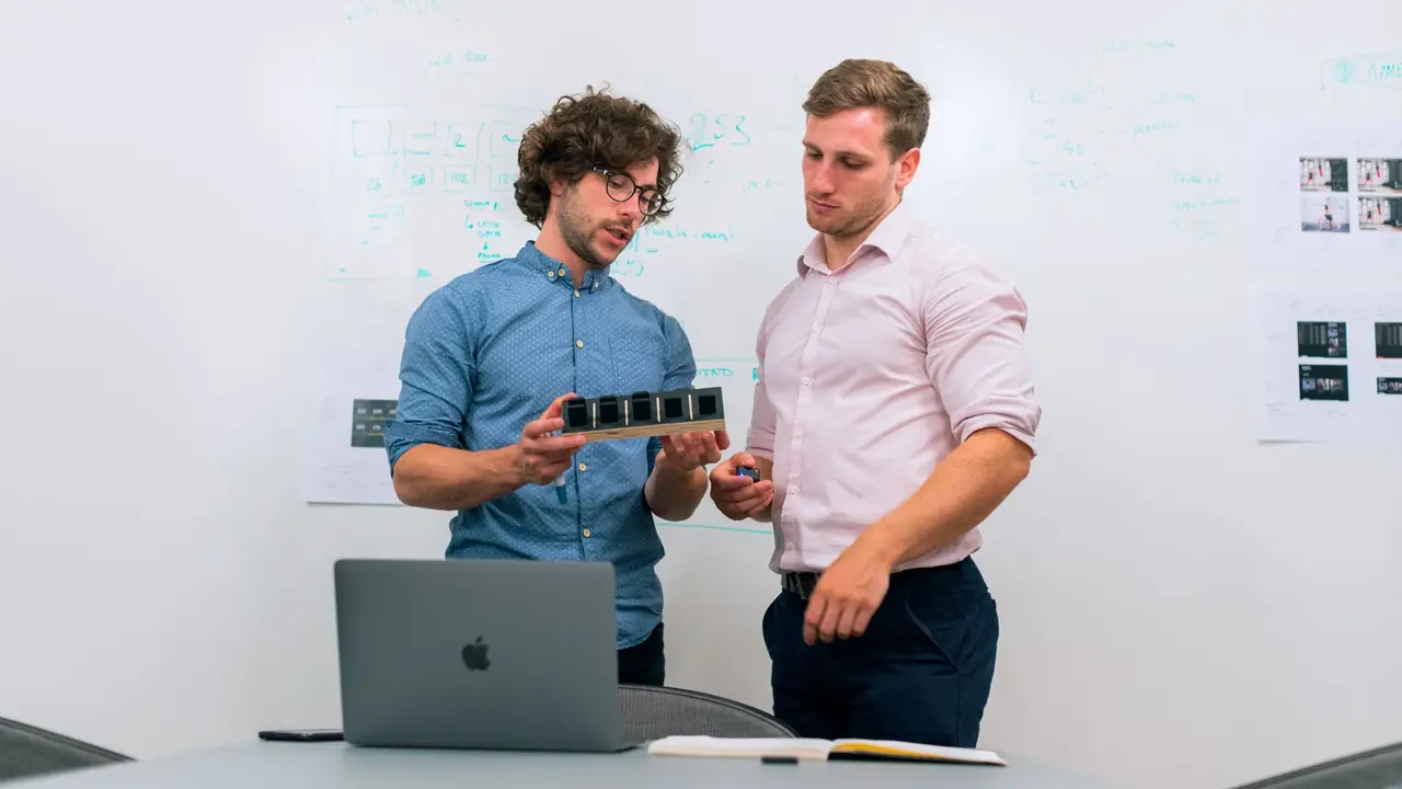 Ingénieurs d’une start-up deeptech autour d’un prototype