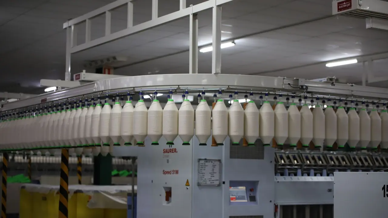 Métier à tisser dans une usine textile