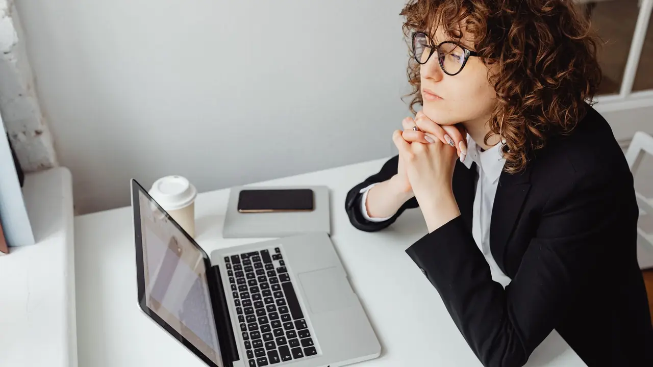 Dirigeante répondant à un questionnaire sur son ordinateur